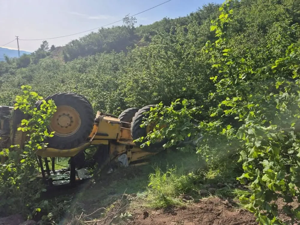 İş Makinesi Şarampole Uçtu: Operatör Son Anda Kurtuldu