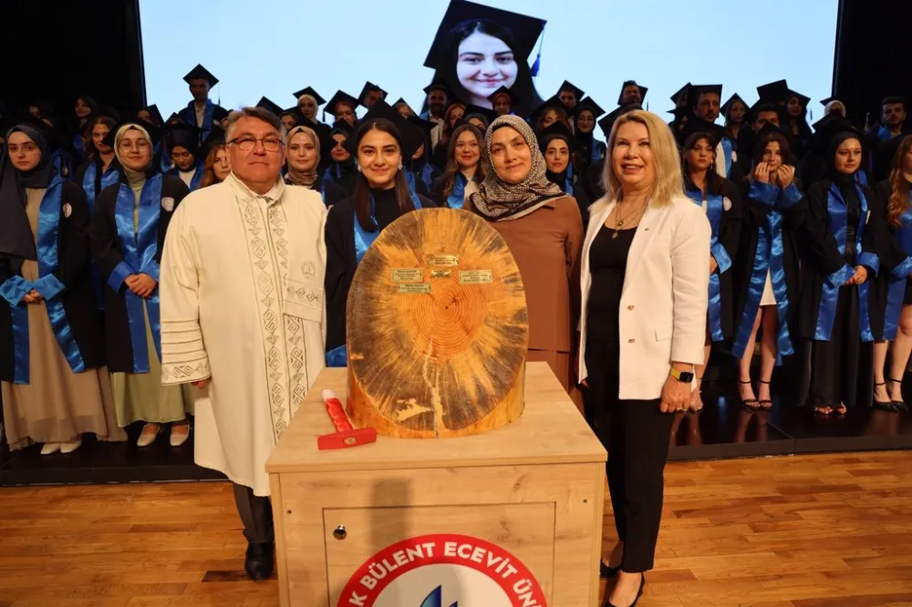 BEUN Eczacılık Fakültesi Mezunlarını Geleceğe Uğurladı