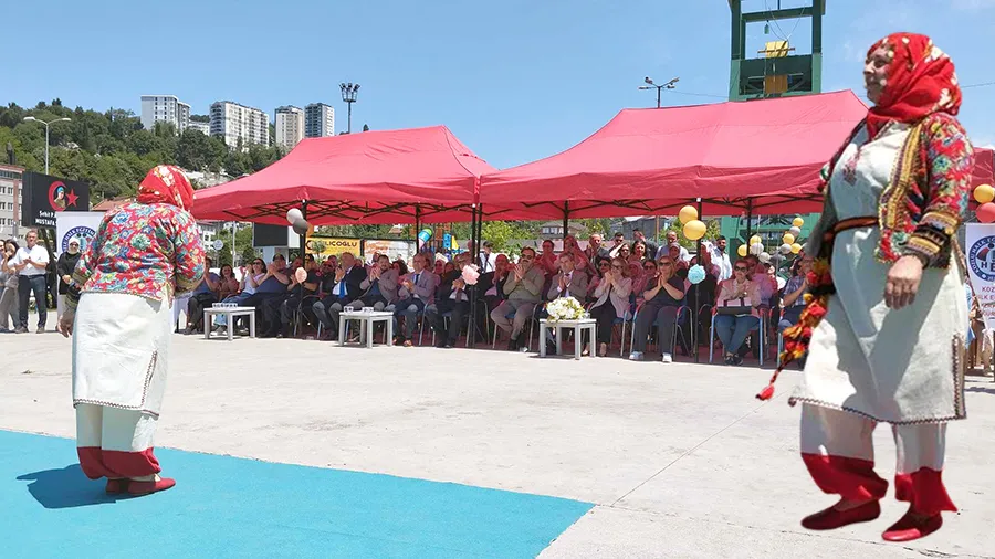 Kozlu Halk Eğitim Merkezi’nin etkinliği ‘Yöresel Kıyafetler Defilesi’yle renklendi
