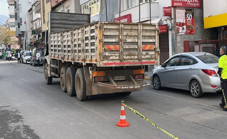Feci kaza… Kamyonun çarptığı kadın hayatını kaybetti…