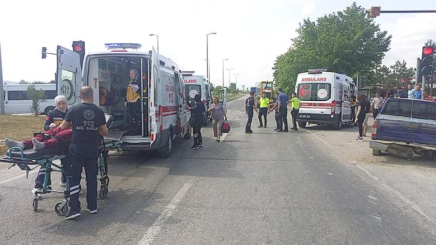 Ambulans ile otomobil çarpıştı: Yaralılar var…
