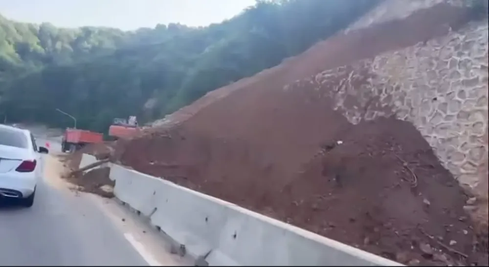 Zonguldak yolunda heyelan...