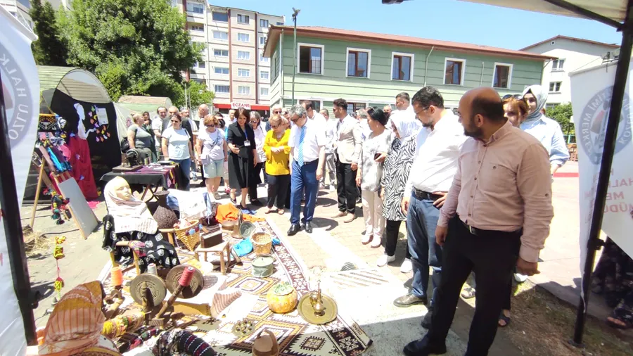 Kozlu HEM’in sergisi defileyle taçlandı