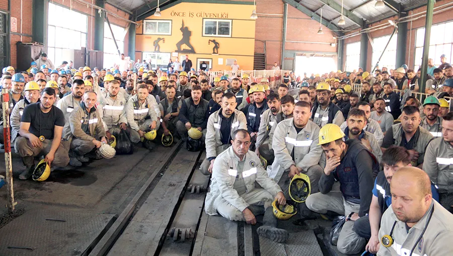 Madenci oturma eylemine başladı… Grev kapıda… Emekçinin derdi ekmek…