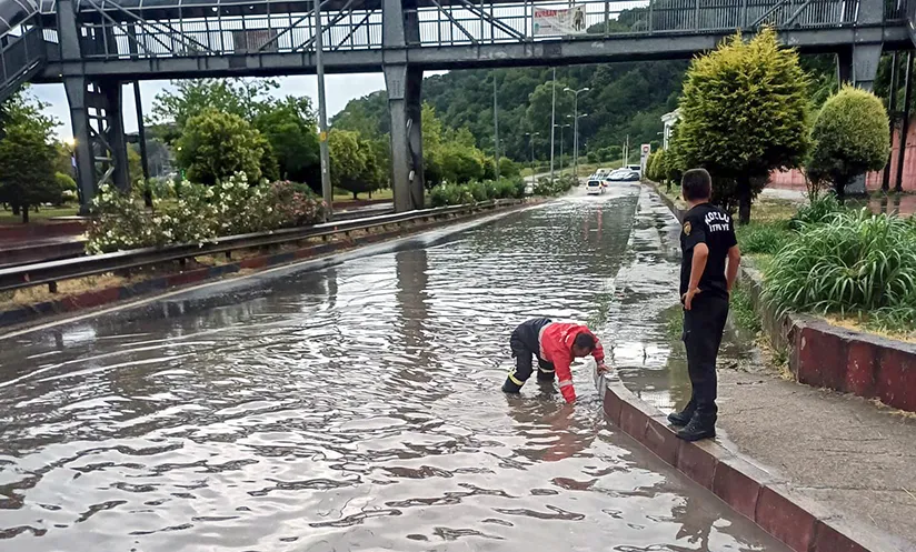 Kozlu’da sağanak yağış yolları göle çevirdi