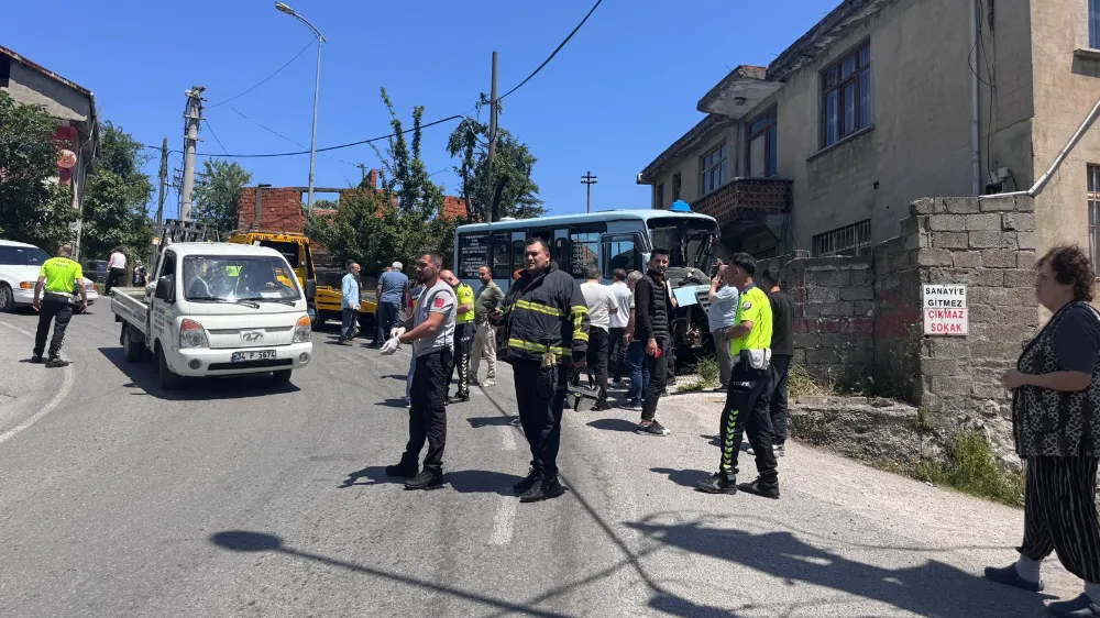  Yolcu Minibüsü Park Duvarına Çarptı... Çok sayıda yaralı var...