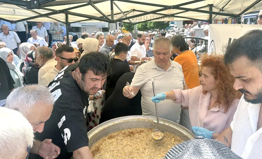 Dökmeci, aşure ikram etti