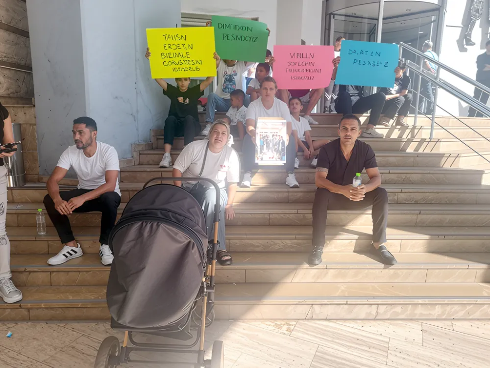 Roman vatandaşlardan belediye önünde eylem: Verilen sözler tutulsun