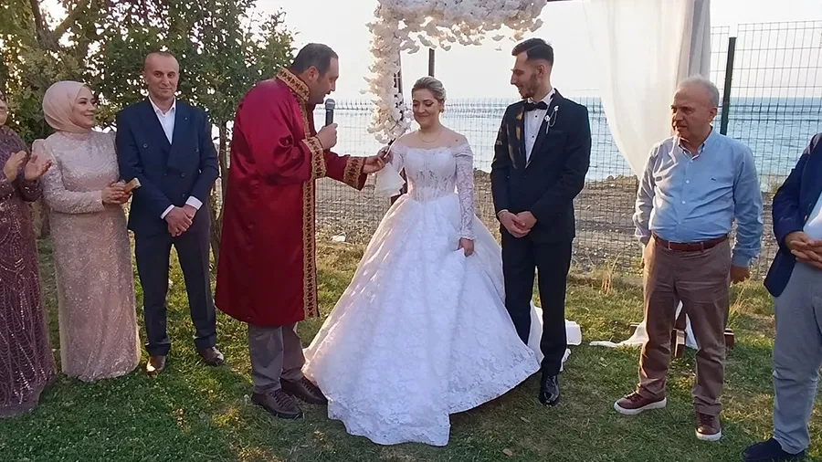 Gizem ile Batuhan muhteşem düğünle mutluluğa yelken açtı 