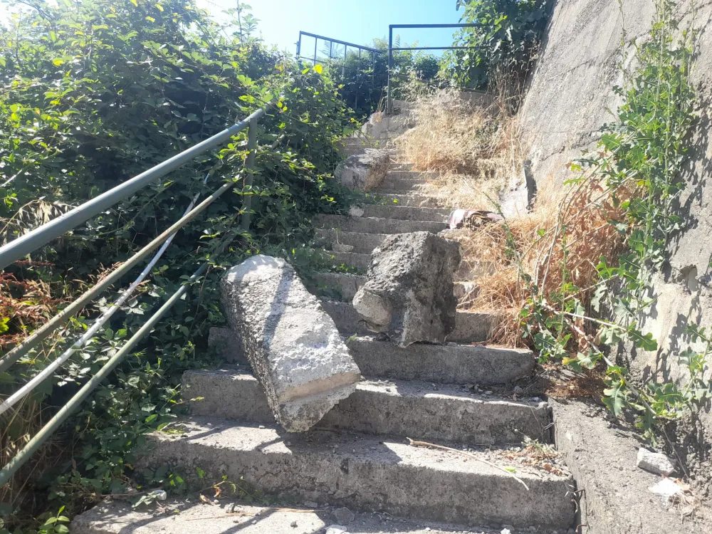 Otomobil merdivenlere uçtu, dört çocuk ölümden döndü