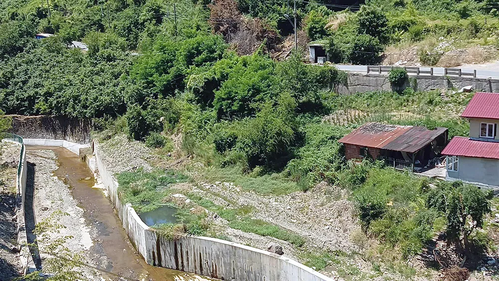 Kozlu’daki lağım gölü salgın hastalığa davetiye çıkarıyor
