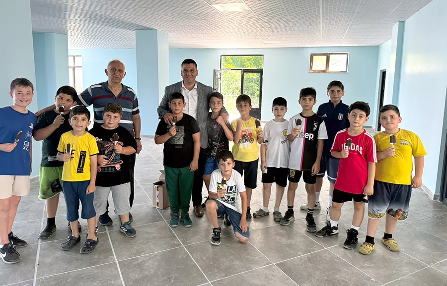 Genç muhtardan miniklere tatlı sürpriz: Yaz Kur’an Kursu öğrencilerine dondurma ikram etti