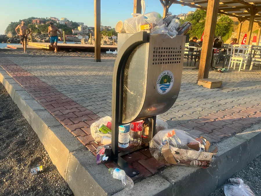 Duyarsız vatandaşlar tersane plajını çöplüğe çevirdi