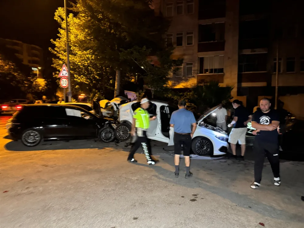 Otomobil, park halindeki 3 araca çarptı; alkollü sürücü yaralı
