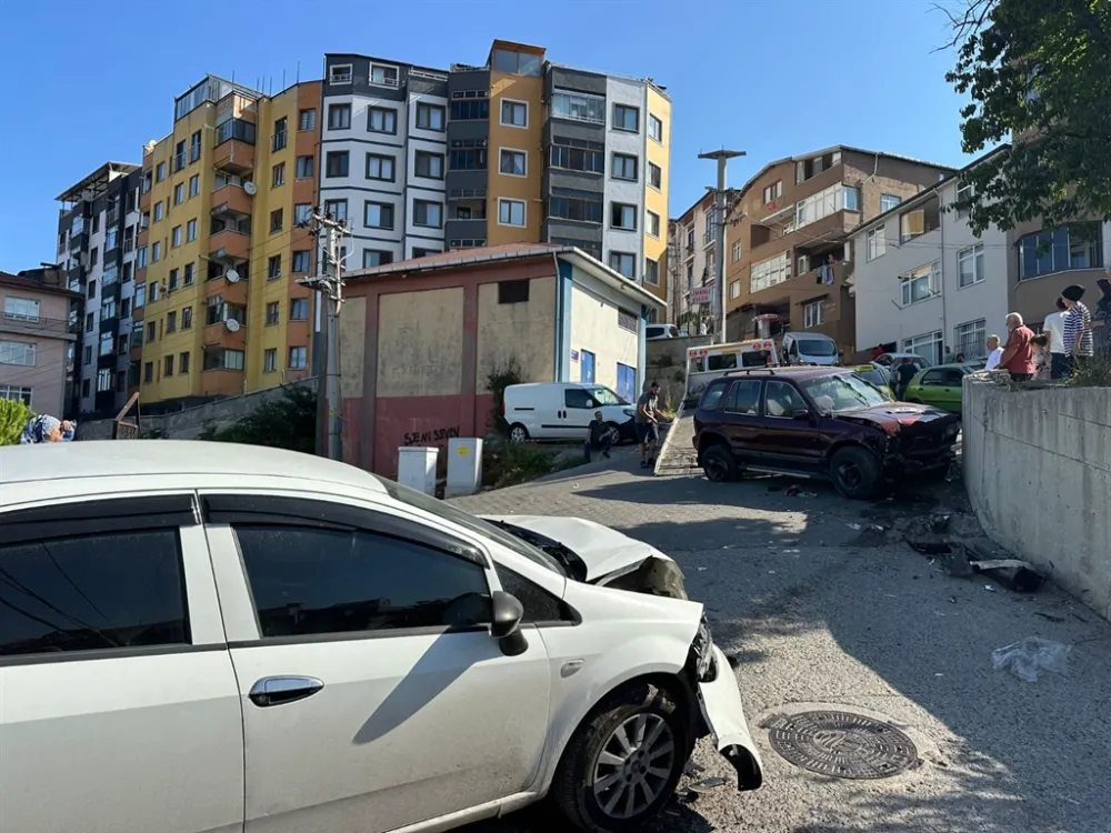 Cip, park halindeki 2 otomobile çarptı