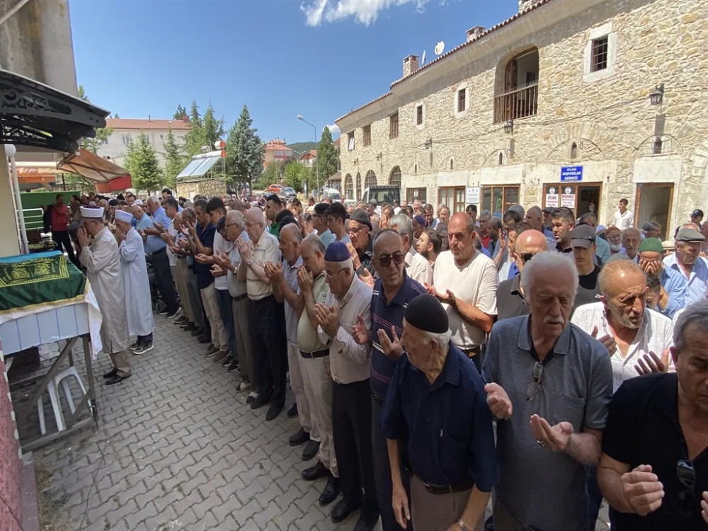 Evdeki yangında eşiyle birlikte ölen kadın toprağa verildi