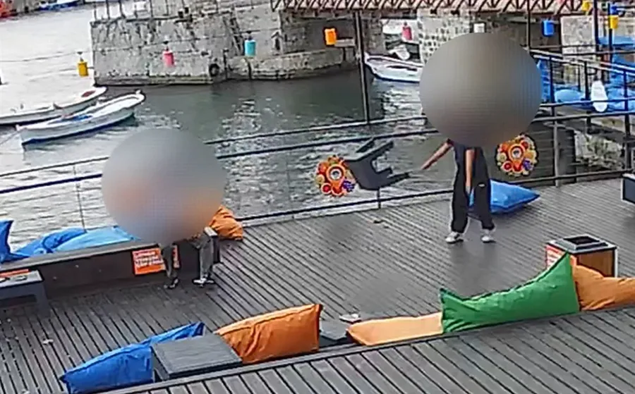 Belediye kafesine eğlenmek için zarar vermişler