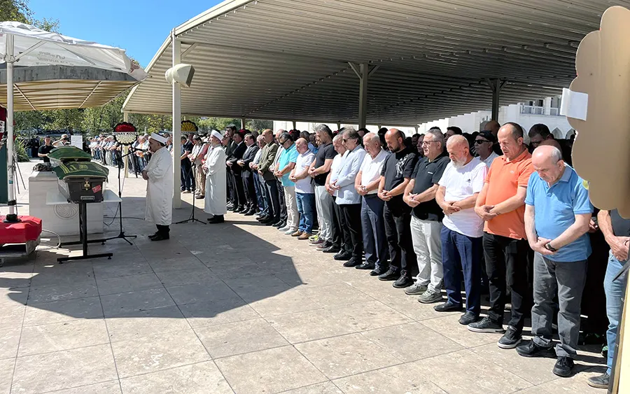 Murat Korkmaz ve eşi dualarla uğurlandı
