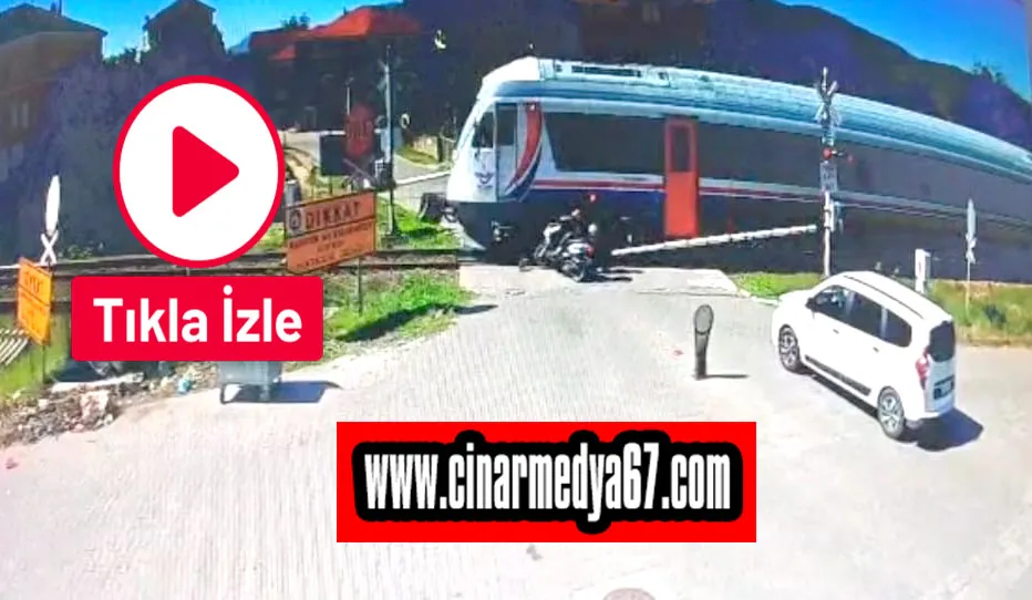 Motosikletiyle trene çarptı... İşte o anlar... 
