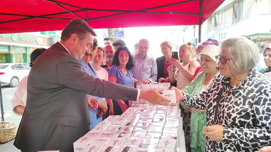 Başkan Erdem, Kandil Simidi ikram etti