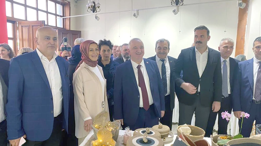 Muhtarın eşi sergi açtı...