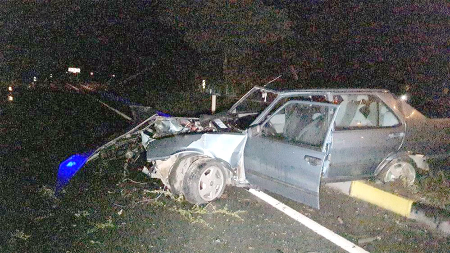 Bariyere çarpan otomobilin motoru yola fırladı...