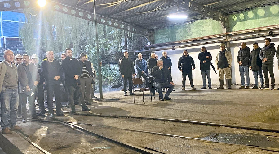Madenci dualarla yeni damara kazmayı...