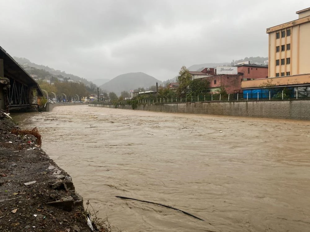Taşma noktasına gelen derelerin kenarına araç park etmek yasaklandı...